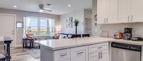 Een koelkast, een magnetron, een oven, een kookplaat