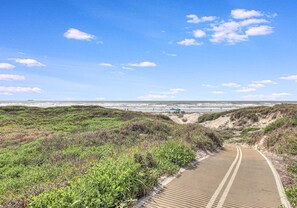 On the beach - Stay in this 3BR/2BA condo you may never want to leave! (Port Aransas)