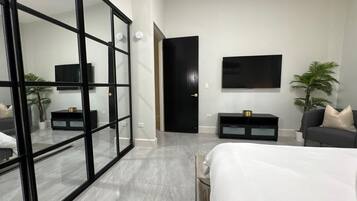 4 habitaciones, escritorio y tabla de planchar con plancha