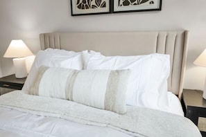 1 quarto, ferros/tábuas de passar roupa, berço de viagem