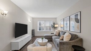 Living area - Beautifully Renovated 1BR Gem in Lincoln Square (Chicago)