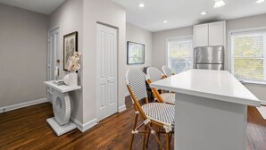 Interior - Beautifully Renovated 1BR Gem in Lincoln Square (Chicago)