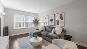 Living area - Beautifully Renovated 1BR Gem in Lincoln Square (Chicago)