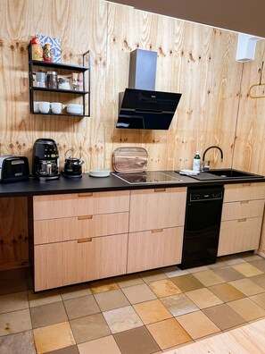 Refrigerador, parrilla de estufa, lavavajillas y cafetera y tetera 