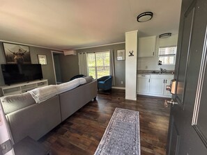 Living area - Delightful mobile home with WiFi in charming Arlee (Arlee)