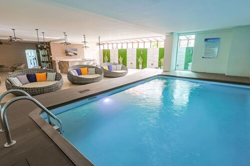Elegant City Center 2BD Apt, King Bed, Full AC, Fast Wi-Fi, Pool, Near all