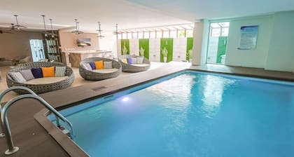 Elegant City Center 2BD Apt, King Bed, Full AC, Fast Wi-Fi, Pool, Near all