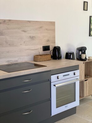 Fridge, microwave, oven, stovetop - Gîte les Aleps Provence verte Enchanted refuge in the heart of the forest (Entrecasteaux)