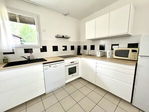 Køleskab, mikrobølgeovn, ovn, kogeplade