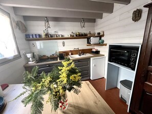 KylskÄp, mikrovÄgsugn, spishÀll och diskmaskin