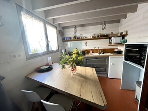 Refrigerador, microondas, lavavajillas y cafetera y tetera 