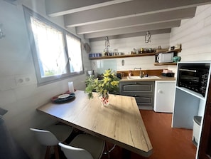 Fridge, microwave, stovetop, dishwasher