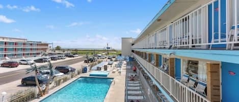 Utendørsbasseng og et oppvarmet basseng