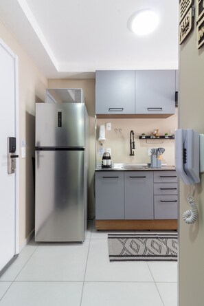 Fridge, microwave, stovetop, coffee/tea maker - Close to Rio's city center | IM712 (Rio de Janeiro)