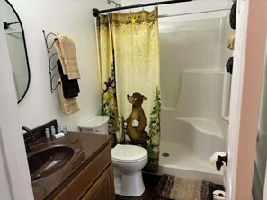Shower, hair dryer, towels, soap - Cozy cottage in charming New Hope with AC, WiFi (New Hope)