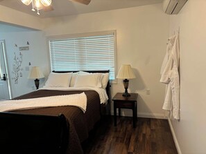 1 bedroom, iron/ironing board, travel cot, free WiFi - Cozy cottage in charming New Hope with AC, WiFi (New Hope)