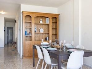 Maison, 4 chambres, terrasse | Salle à manger