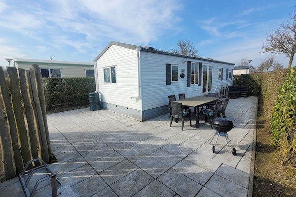 Ausreichend Platz im Außenbereich mit großem Tisch , Lounge Garnitur, Grill, etc