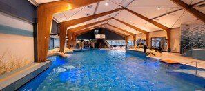 Una piscina cubierta, una piscina climatizada