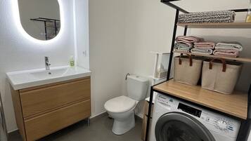 Douche, serviettes fournies, papier toilette