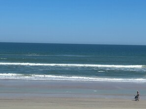 On the beach - 4-bedroom direct beachfront. Non-drive beach with pool in fabulous Daytona Beach (Ponce Inlet)