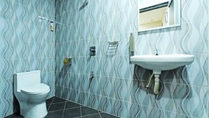 A bathroom with a toilet, a sink, and a shower. - RS Hotel Desa Cemerlang Johor Jaya (Johor Bahru)