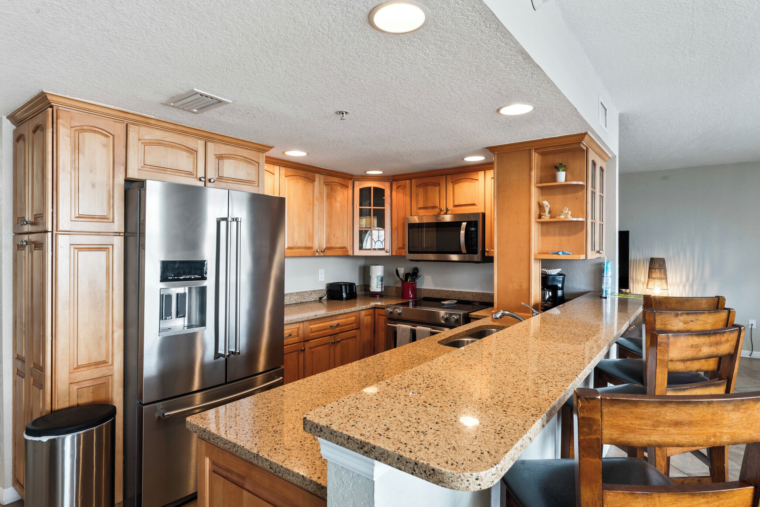 Réfrigérateur, four à micro-ondes, un four, surface de cuisson