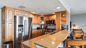 Réfrigérateur, four à micro-ondes, un four, surface de cuisson