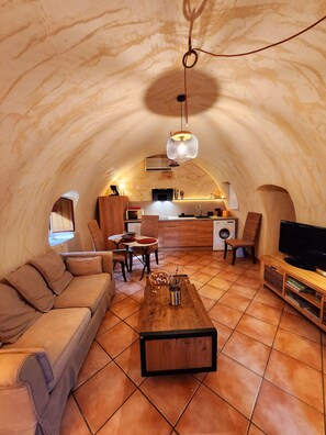 Living area - La Bergerie, ideal for couples, welcomes you in its authentic decor. (L'Île-Rousse)