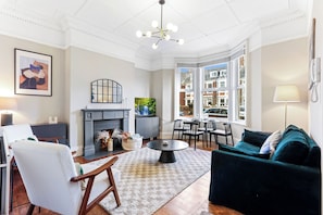 Apartment, Terrasse | Wohnzimmer | 30-Zoll-Fernseher mit Digitalempfang