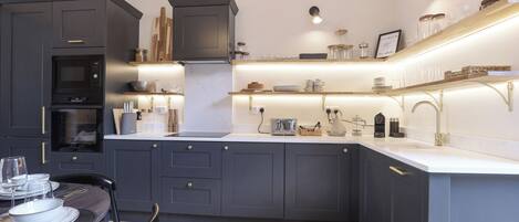 Coffee/tea maker, electric kettle, toaster