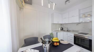 Coffee/tea maker, fridge, oven, stovetop