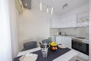 Fridge, oven, stovetop, dishwasher