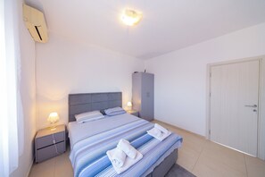 5 bedrooms, iron/ironing board, free WiFi, bed sheets