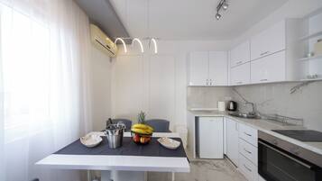 Coffee/tea maker, fridge, oven, stovetop