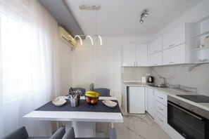 Fridge, oven, stovetop, dishwasher