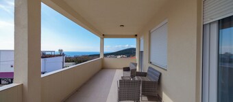 Spacious 5-bedroom villa with pool