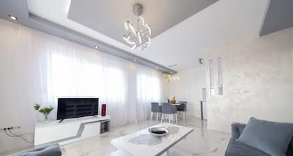 Spacious 5-bedroom villa with pool