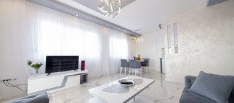 Spacious 5-bedroom villa with pool