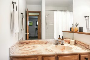 ヘアドライヤー、タオル、シャンプー、トイレットペーパー
