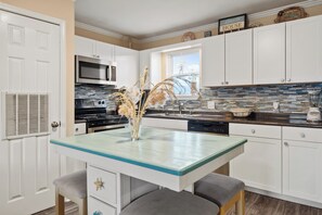 冷蔵庫、電子レンジ、オーブン、コンロ