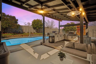 ★Heated pool, Hot Tub, Gaming, Pizza oven, 18 mins to Dallas★