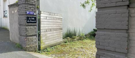 En grind markerar ingången, och en skylt visar var man kan parkera.