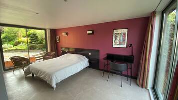 Escritorio, espacio para trabajar con laptop y wifi gratis