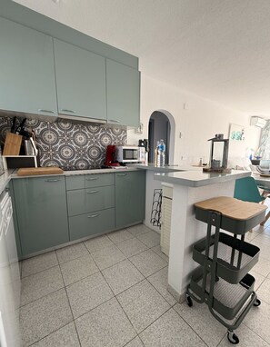 Kylskåp, mikrovågsugn, spishäll och diskmaskin