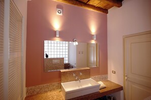 Bidet, serviettes fournies, savon, papier toilette