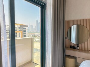 3 bedrooms, iron/ironing board, WiFi, bed sheets - Luxurious 3-Bedroom in the Heart of Dubai – 10 Min to Downtown & Burj Khalifa! (Dubai)
