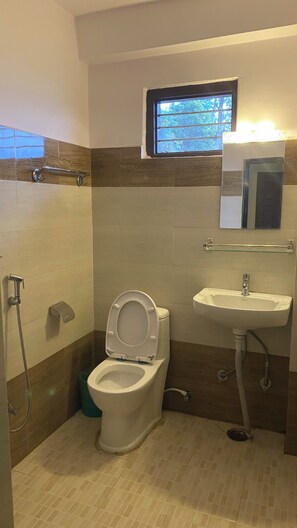 Serviettes fournies, savon, papier toilette