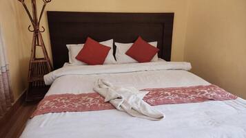 Comfort Double Room, Lake View | Desk, laptop workspace, bed sheets