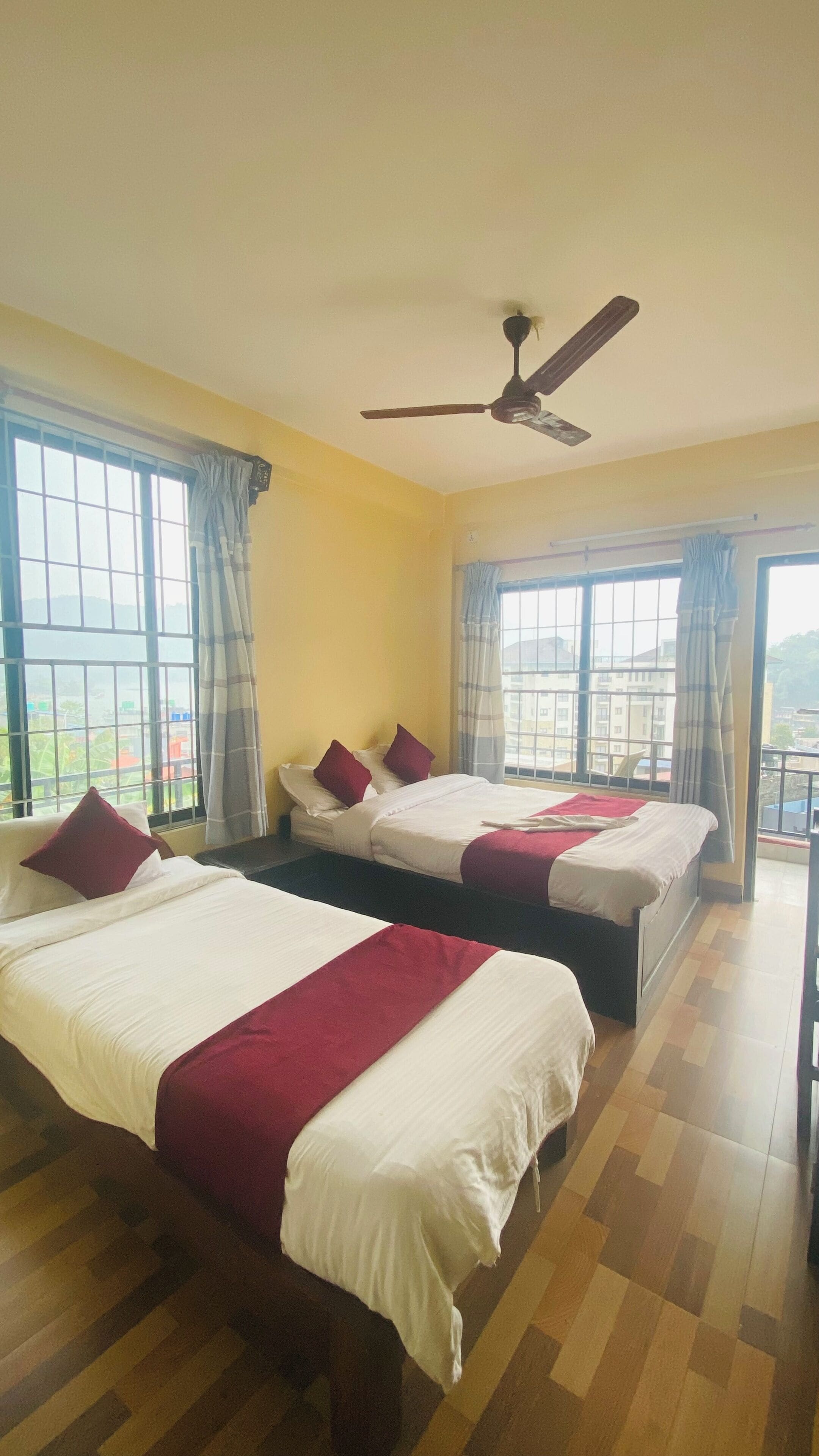 Comfort-Dreibettzimmer, Balkon | Schreibtisch, laptopgeeigneter Arbeitsplatz, Bettwäsche